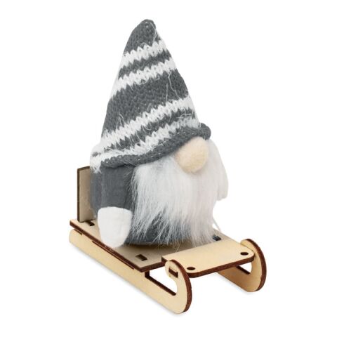 Lutin sur un traîneau en bois gris