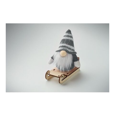 Lutin sur un traîneau en bois gris