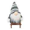 Lutin sur un traîneau en bois gris